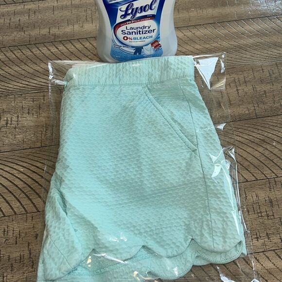 Lilly Pulitzer scallop trim Butter🧈cup Shorts 🩳 4 pockets 4 gear ⚙️ 💄 💳🪪💵 - Picture 17 of 17